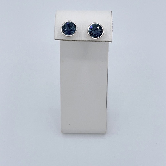 Blue sapphire color stud earrings. Swarovski elements stud earrings in b… - Picture 3 of 4